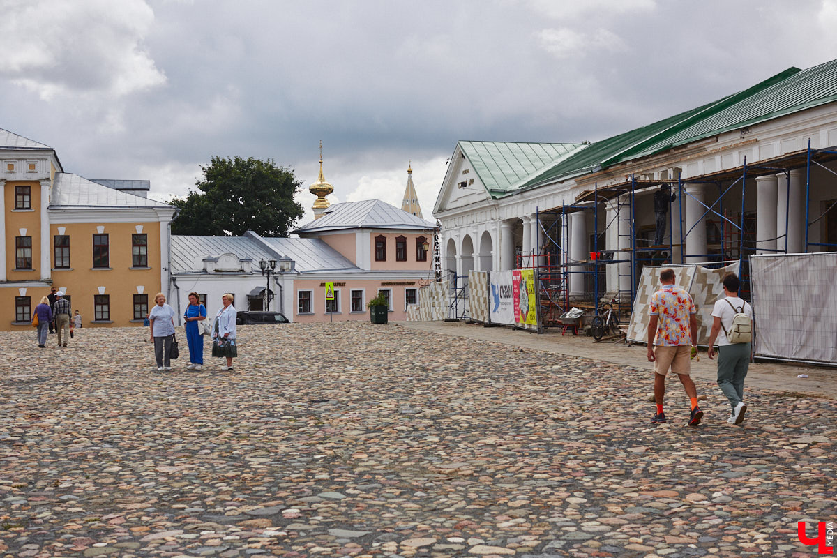 Ровно через неделю во Владимирской области прогремит праздник, к которому все так давно готовились. Однако надежды успеть привести в порядок Суздаль и дорогу к нему в срок тают на глазах. «Ключ-Медиа» решил наведаться в гости к будущему юбиляру, дабы своими глазами оценить, готов ли он к наплыву туристов.