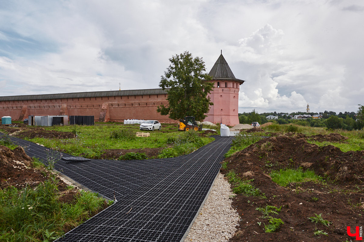 Ровно через неделю во Владимирской области прогремит праздник, к которому все так давно готовились. Однако надежды успеть привести в порядок Суздаль и дорогу к нему в срок тают на глазах. «Ключ-Медиа» решил наведаться в гости к будущему юбиляру, дабы своими глазами оценить, готов ли он к наплыву туристов.