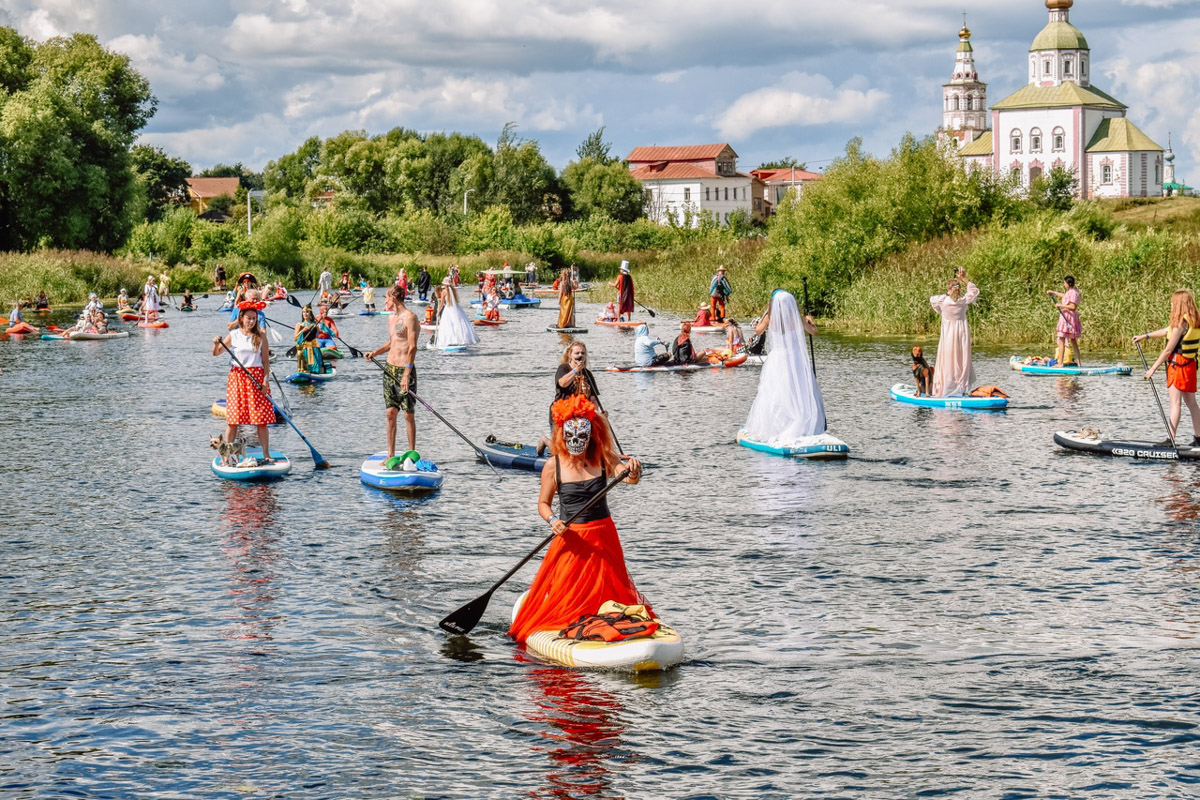 Только раз в году можно увидеть, как Пеннивайз работает веслом, а Человек-паук пытается проплыть на борде по Каменке — в августе на sup-фестивале в Суздале. В минувшую субботу состоялся третий по счету заплыв, собравший рекордное число участников — 1526 человек. Кто там был, читайте в нашем материале.