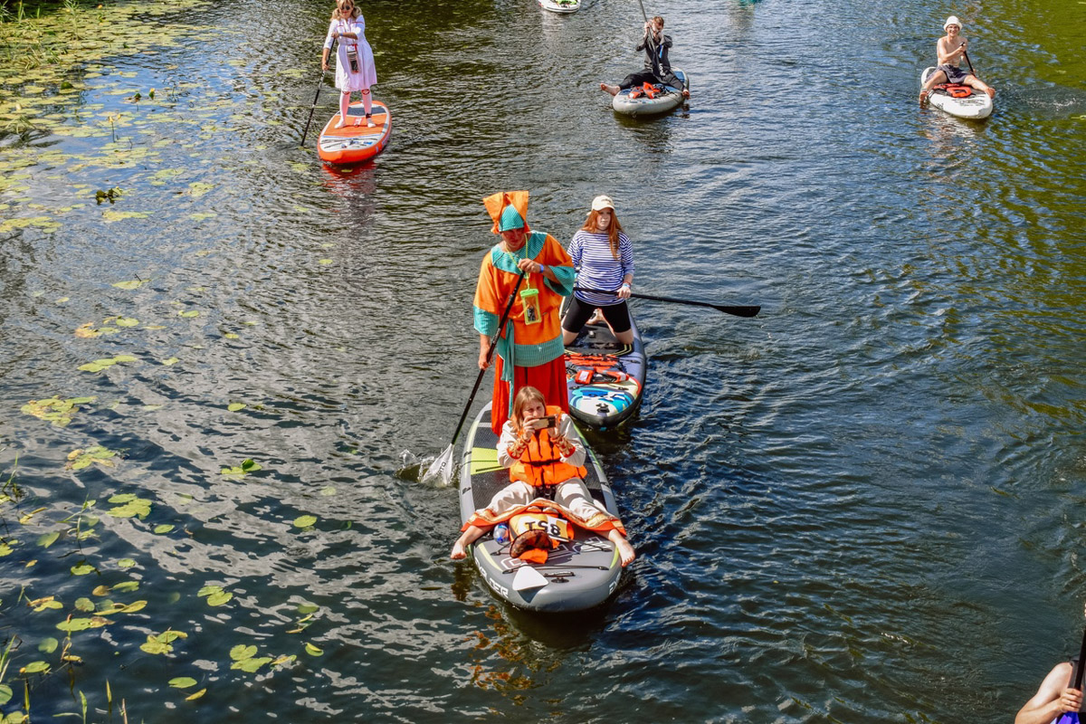 Только раз в году можно увидеть, как Пеннивайз работает веслом, а Человек-паук пытается проплыть на борде по Каменке — в августе на sup-фестивале в Суздале. В минувшую субботу состоялся третий по счету заплыв, собравший рекордное число участников — 1526 человек. Кто там был, читайте в нашем материале.