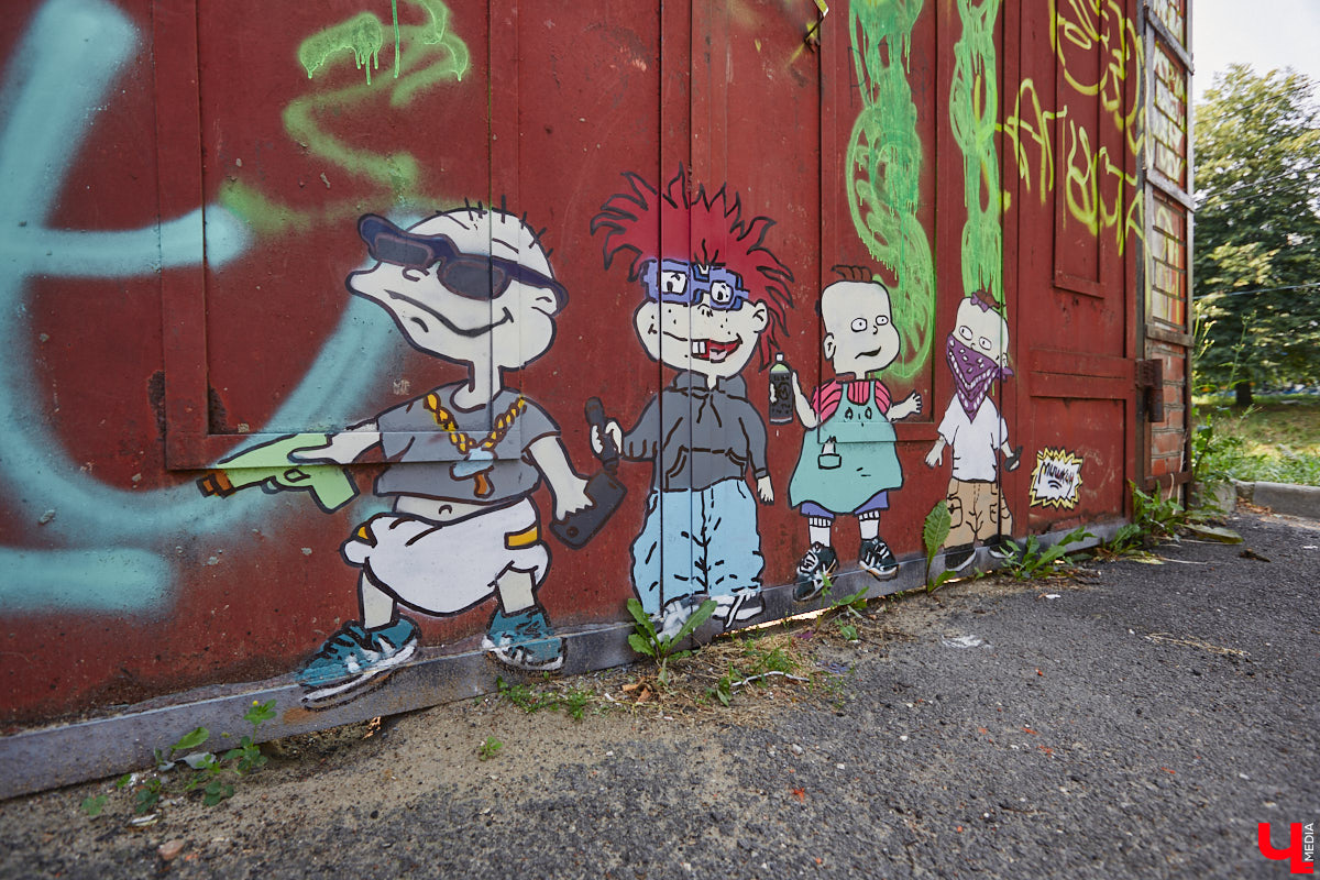 Этим летом уличные художники подарили Владимиру не только новый арт-район, но и ряд других концептуальных работ. В городе появились мультяшный мурал, рисунок по мотивам известного мультфильма и миниатюры на дорожных знаках. «Ключ-Медиа» прогулялся по областному центру и всё для вас запечатлел.