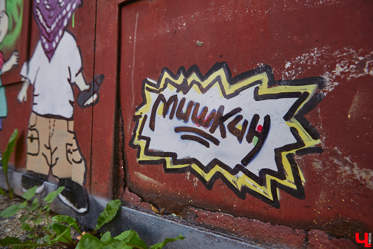 Этим летом уличные художники подарили Владимиру не только новый арт-район, но и ряд других концептуальных работ. В городе появились мультяшный мурал, рисунок по мотивам известного мультфильма и миниатюры на дорожных знаках. «Ключ-Медиа» прогулялся по областному центру и всё для вас запечатлел.