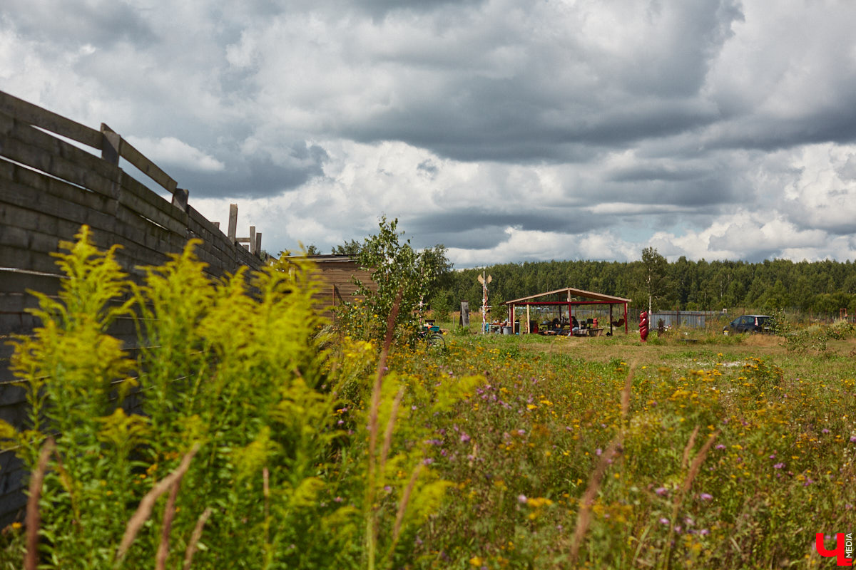 Скоро «Дом северной собаки» может получить официальный статус турцентра с присоединением к нему слова «зоо». Там появятся кемпинговая зона, гостевой домик, экотропа, будут проводиться локальные катания в упряжках. Такими грандиозными планами поделилась с «Ключ-Медиа» хозяйка 270 хвостиков Яна Ремизова, в гостях у которой мы недавно побывали.