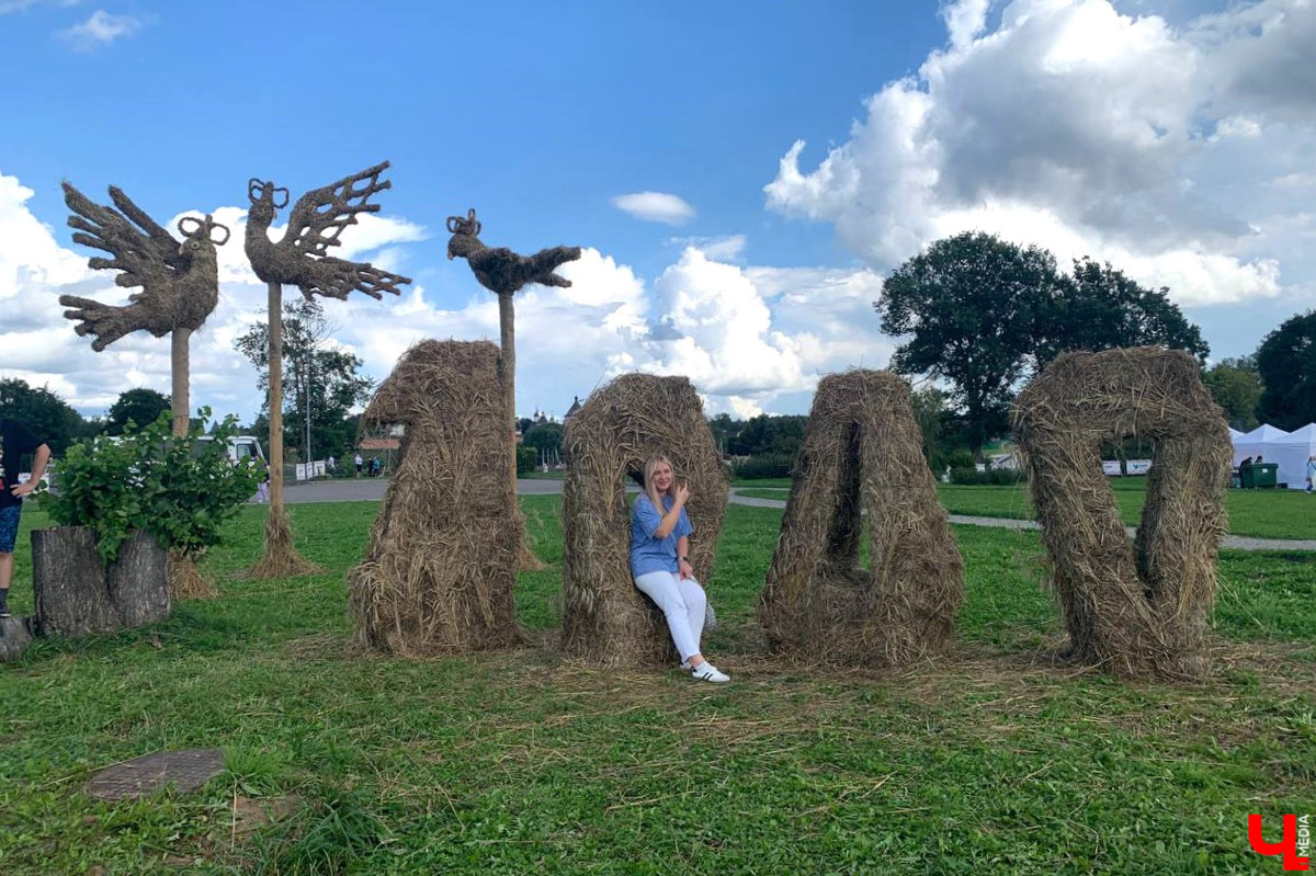 Суздаль официально отметил свое 1000-летие. Торжества продолжались три дня, но самые массовые мероприятия состоялись в субботу. Гости прибывали с утра, и уже к обеду волонтеры раздали все 4 000 картонных кокошника и 6 000 кепок с айдентикой от Артемия Лебедева. Праздник проходил на нескольких площадках: кино снимали на Торговой площади, рыцари устраивали турниры у Покровского монастыря, а у ГТК поили чаем из царь-самовара и развлекали играми. Вечером же на главную сцену вышли Пелагея и Дима Билан.
