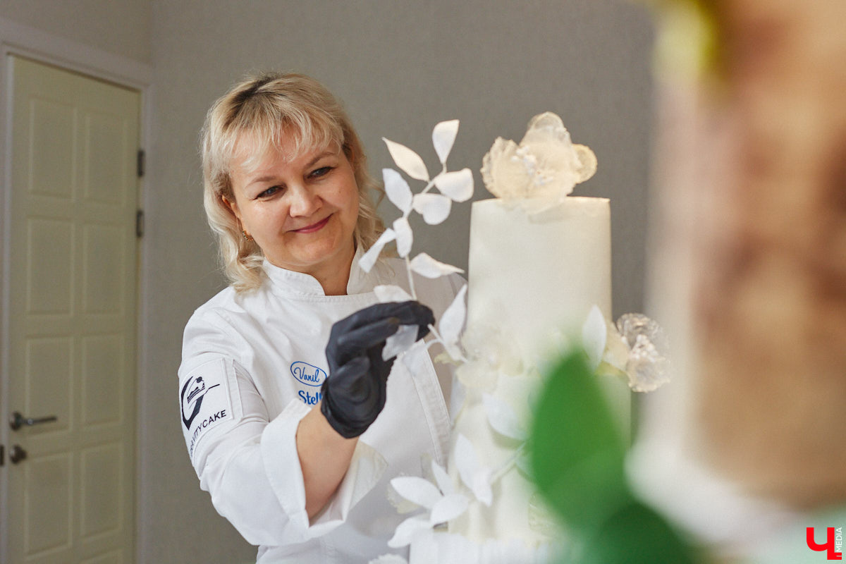 Дело жизни может свалиться как снег на голову. История кондитеров из Гусь-Хрустального тому доказательство. Супруги с инженерным образованием и подумать не могли, что будут получать удовольствие от изготовления десертов и тортов, причем самых необычных форматов. Но однажды сладости определили их дальнейшую деятельность.