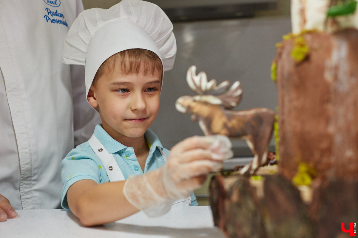 Дело жизни может свалиться как снег на голову. История кондитеров из Гусь-Хрустального тому доказательство. Супруги с инженерным образованием и подумать не могли, что будут получать удовольствие от изготовления десертов и тортов, причем самых необычных форматов. Но однажды сладости определили их дальнейшую деятельность.