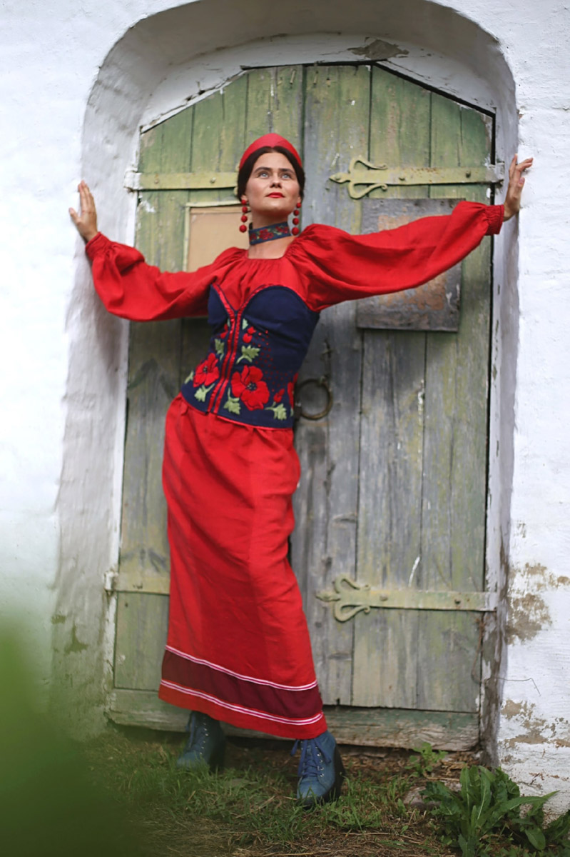 Этноспикер из Владимира Таис Карелина в рамках проекта «Царевна» на этот раз представила свои образы на фоне древнего Суздаля. Она считает город-музей лучшим местом, где можно провести параллель между женщиной в национальном костюме и красотой русской земли с церквями, лесами, полями и реками.