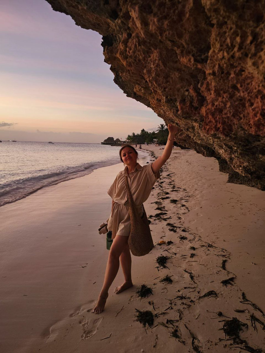 Для свадебного путешествия можно найти массу романтических направлений, но Надежда Тихомирова и ее супруг рванули на Занзибар, где сняли бунгало в местной деревушке. Стоит ли говорить, что отдых пары был насквозь пропитан впечатлениями, которые они любезно разделили с «Ключ-Медиа».