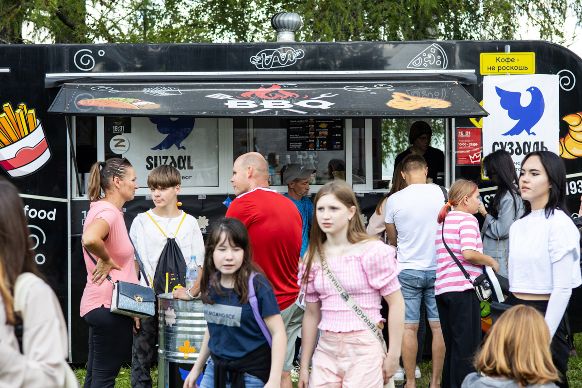 9 фудтраков со стритфудом и около 50 участников с уникальными товарами из разных уголков нашей страны — такими цифрами может похвастаться межрегиональный гастрономический фестиваль «1000 вкусов Суздаля», который прошел в рамках празднования юбилея древнего города и собрал огромное количество гостей.