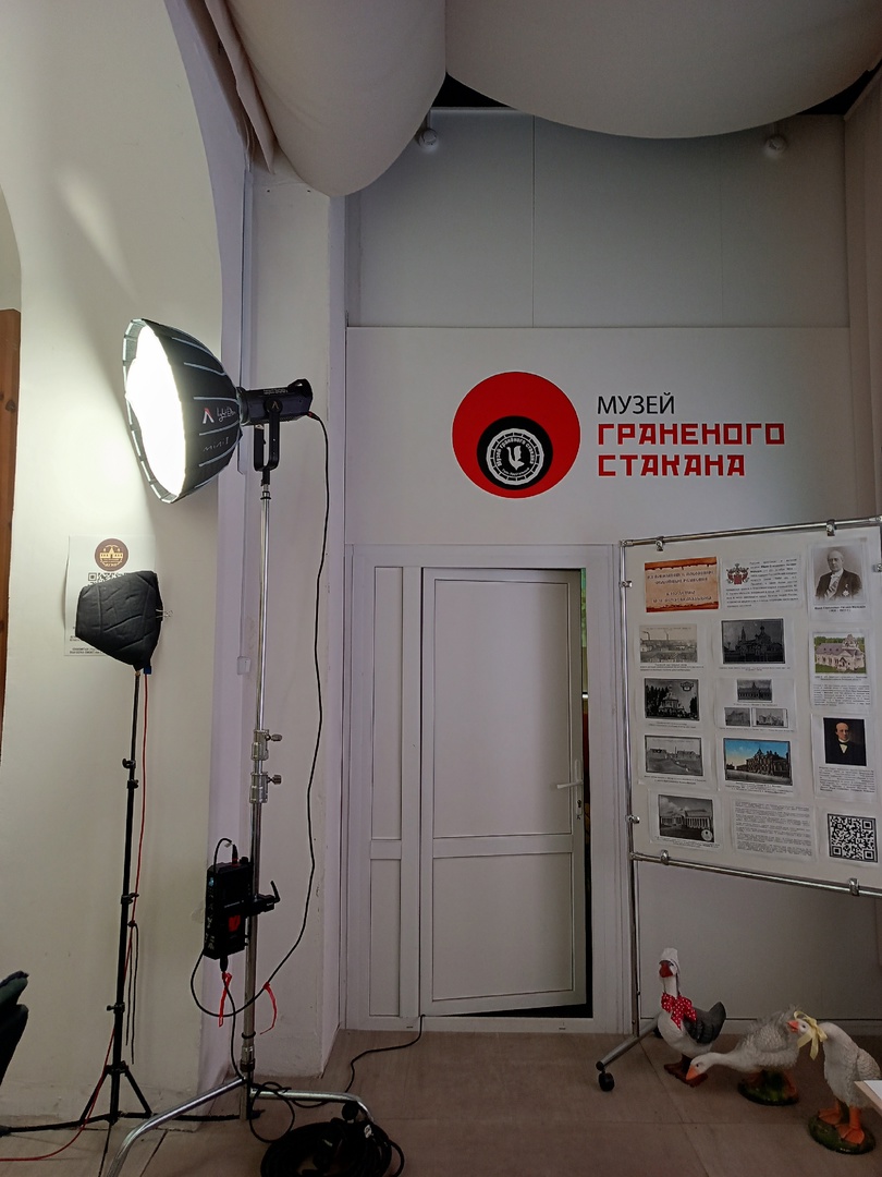 Жителям Владимирской области пора внимательнее смотреть по сторонам, чтобы вдруг не оказаться перед камерой. В этом году в регионе настоящий кинобум, в который теперь замешан и Гусь-Хрустальный. Недавно там прошли съемки детективного мини-сериала «Кочевница» от режиссера «Напарниц» и «Глухаря».