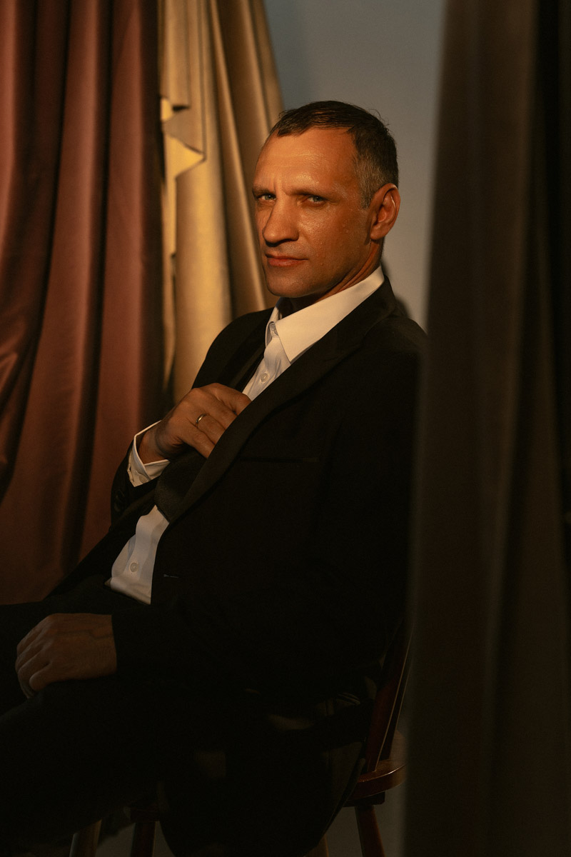 Свадьба Влады и Александра — традиционное событие с вайбом нулевых: выкуп, пышное платье, банкет в кафе «Новинка». Спустя 18 лет благодаря проекту «Второй шанс» у владимирской пары появилась возможность вновь примерить образы невесты и жениха, но на этот раз современных, элегантных и очень стильных.