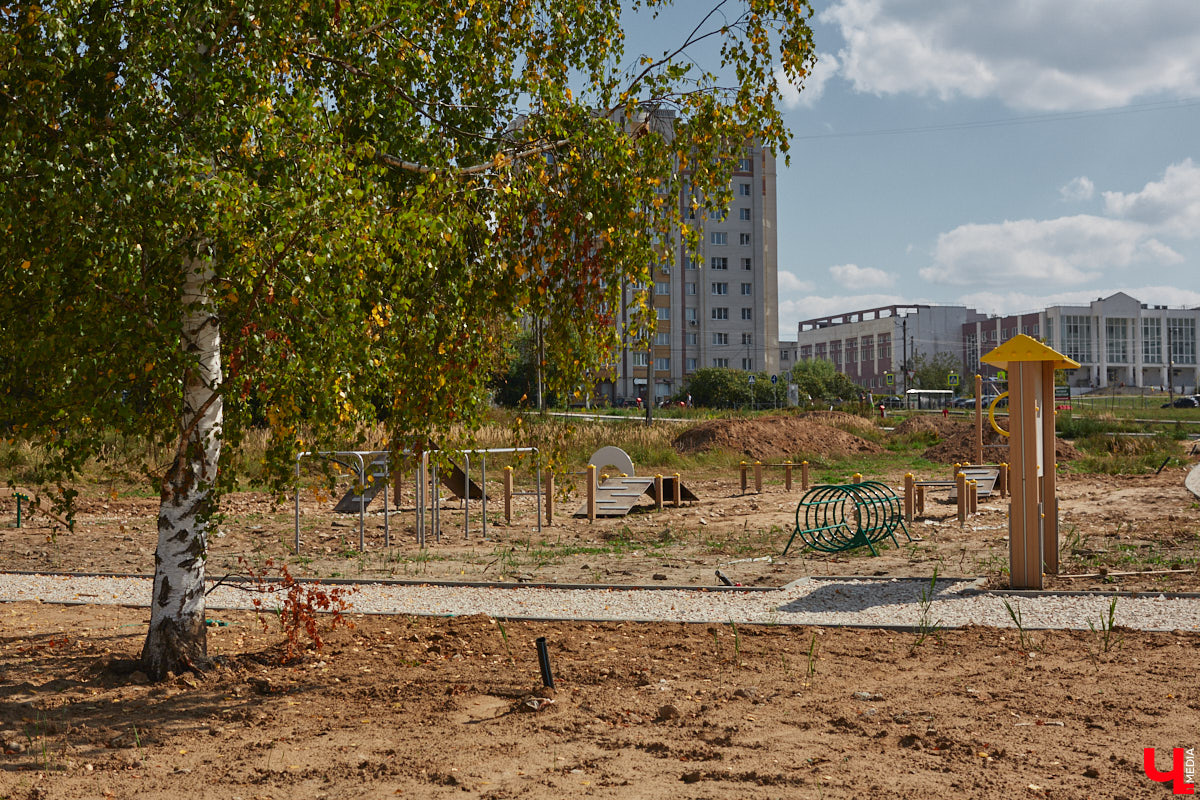 Лето подходит к концу, но благоустройство Владимира продолжается. В этом сезоне приводили в порядок и создавали с нуля сразу три городских сквера. «Ключ-Медиа» посетил их и оценил, что уже сделано на сегодняшний день и как скоро жители региональной столицы смогут насладиться там полноценным отдыхом.