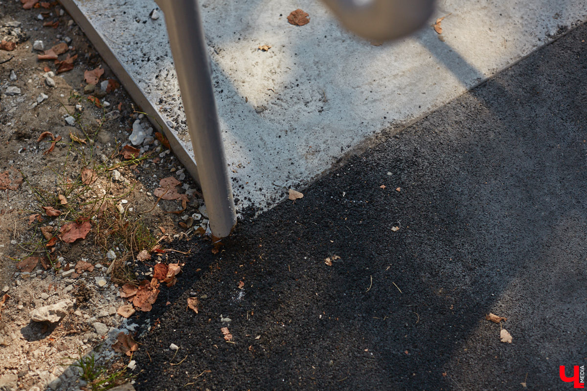 Во Владимире для пешеходов снова доступна самая длинная «туристическая» лестница, которая ведет в исторический центр от авто- и железнодорожного вокзалов. Ее демонтировали и недавно открыли после ремонта. Теперь на месте огромных дыр залито бетонное основание.