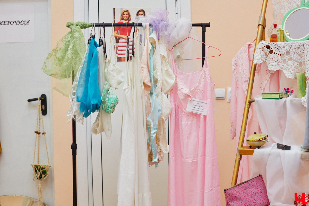 Помните легендарные слова героини Алисы Фрейндлих в фильме «Служебный роман» после преображения: «Так я теперь буду выглядеть всегда!»? А ведь действительно, наши мамы и бабушки тоже в свое время считались заядлыми модницами. Убедиться в этом можно было на выставке «Красота по-советски» в Центральном парке Владимира. «Ключ-Медиа» осмотрел коллекцию дамского гардероба середины прошлого века.