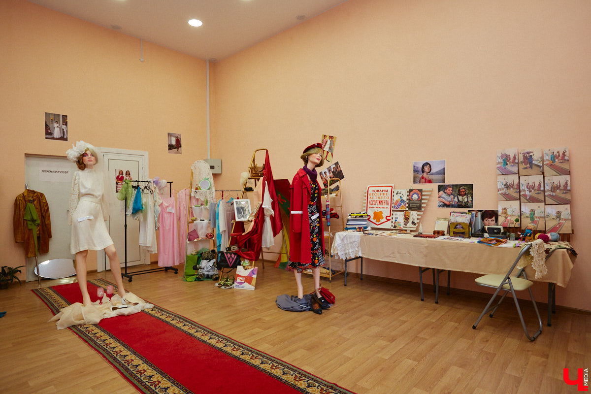 Помните легендарные слова героини Алисы Фрейндлих в фильме «Служебный роман» после преображения: «Так я теперь буду выглядеть всегда!»? А ведь действительно, наши мамы и бабушки тоже в свое время считались заядлыми модницами. Убедиться в этом можно было на выставке «Красота по-советски» в Центральном парке Владимира. «Ключ-Медиа» осмотрел коллекцию дамского гардероба середины прошлого века.