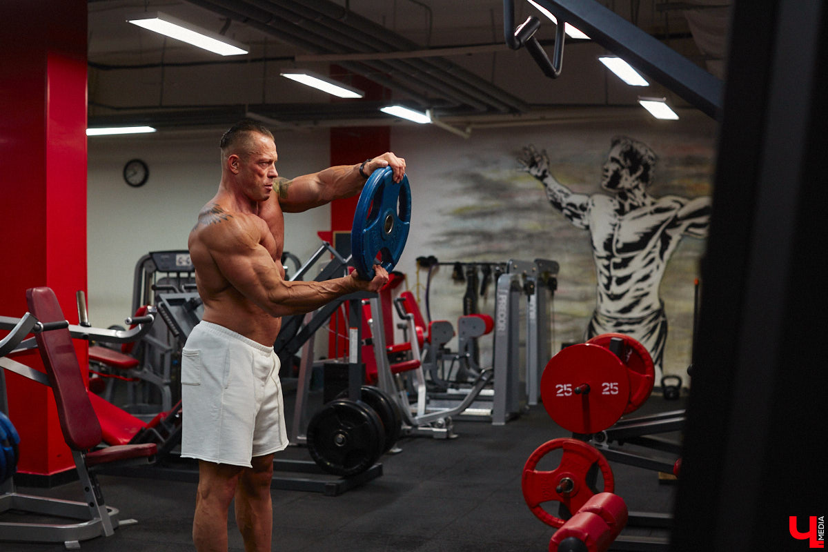 Владимирский спортсмен выиграл две золотые медали на Кубке России по бодибилдингу в американской лиге NPC WorldWide. Вадим Легарев отличился на турнире в Москве, а сейчас готовится выступить в Турции, чтобы получить карту профессионала. В зале мужчина проводит по несколько часов в день, а потому мы решили заглянуть к нему на тренировку и познакомиться.