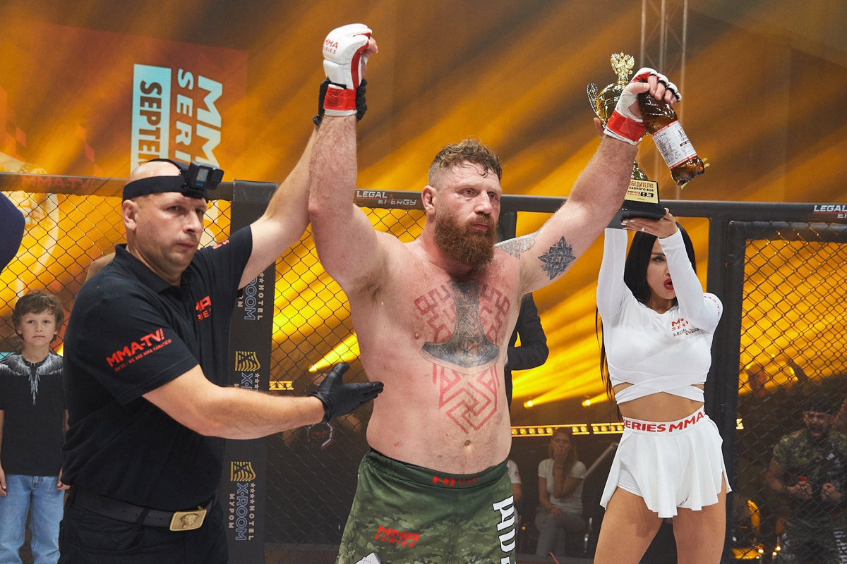 В Суздале прошел турнир ММА Серии по смешанным единоборствам. Центральным поединком вечера стало противостояние богатыря из Мурома Сергея Дьяконова и бразильца Эдинальдо Оливейры. Решением судей наш боец одержал победу, поблагодарив родные трибуны и родителей за поддержку. Также отличилась на соревнованиях владимирская спортсменка Екатерина Яр.