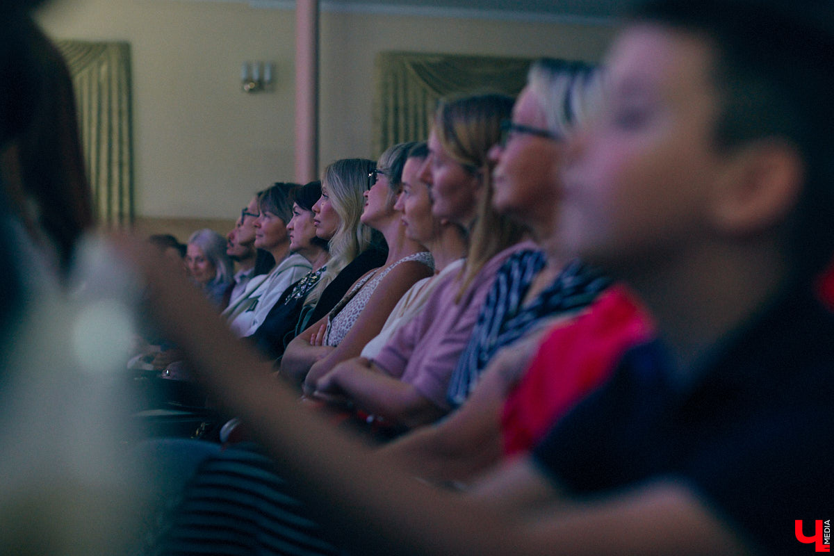 Насыщенный летний сезон завершился, но волна ярких культурных событий, кажется, только набирает силу. «Ключ-Медиа» выбрал те из них, которые точно нельзя пропустить. Сегодня как раз состоится одна из самых ожидаемых премьер сентября от Театрального Товарищества «Завод». Мы попали на предпоказ спектакля-притчи «Реставратор: Человек-Судьба-Искусство» и делимся первыми впечатлениями и фото.