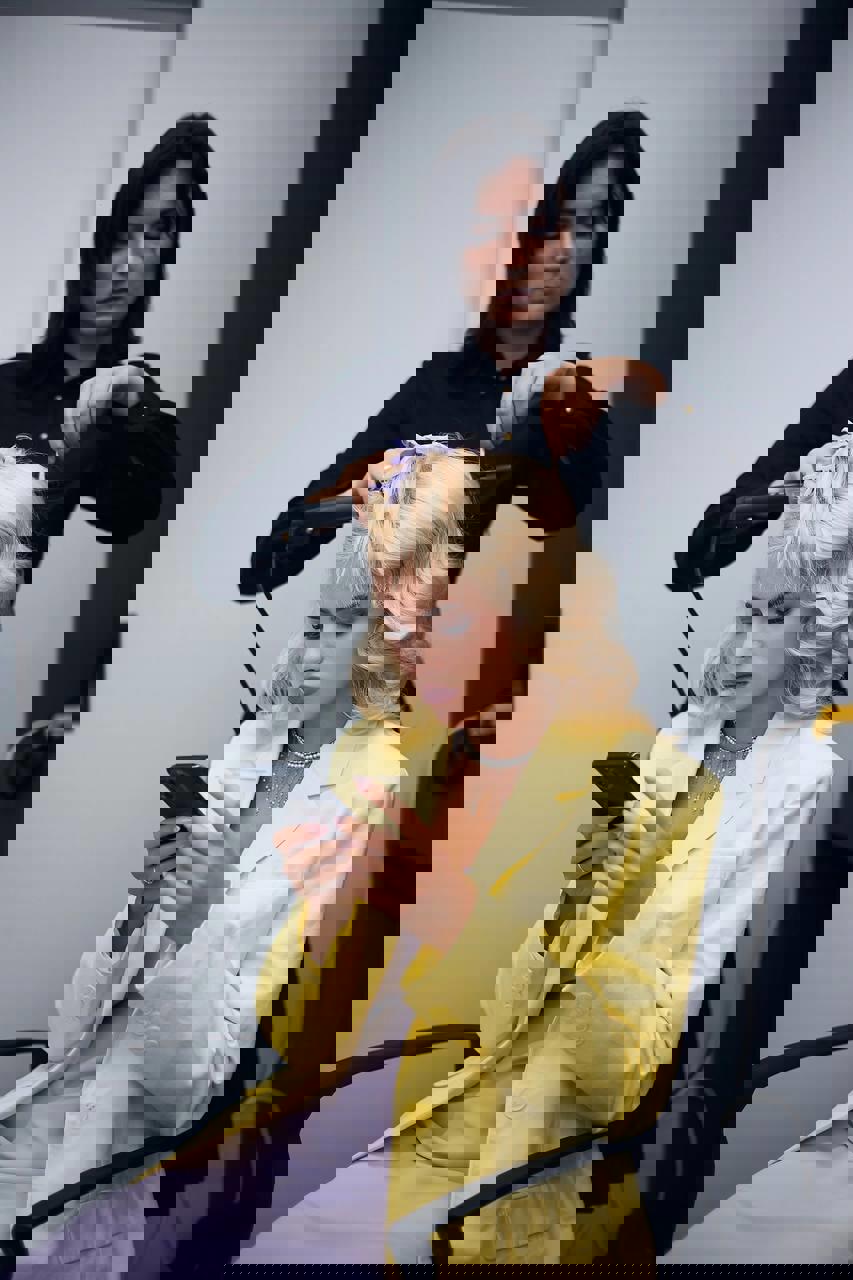 Пока приезжие режиссеры снимают в нашей области кино, местные актеры участвуют в проектах других регионов. Софья Лобанова и Антон Лебедев получили главные роли в новом сериале «Тюмень — Северный край», посвященном открытию и освоению нефтегазовых месторождений. Впечатлениями от работы над пилотом звезды поделились с «Ключ-Медиа».