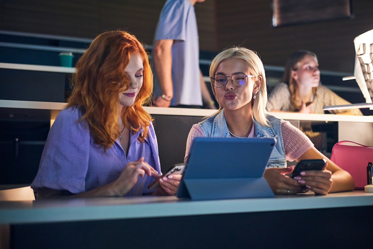 Пока приезжие режиссеры снимают в нашей области кино, местные актеры участвуют в проектах других регионов. Софья Лобанова и Антон Лебедев получили главные роли в новом сериале «Тюмень — Северный край», посвященном открытию и освоению нефтегазовых месторождений. Впечатлениями от работы над пилотом звезды поделились с «Ключ-Медиа».