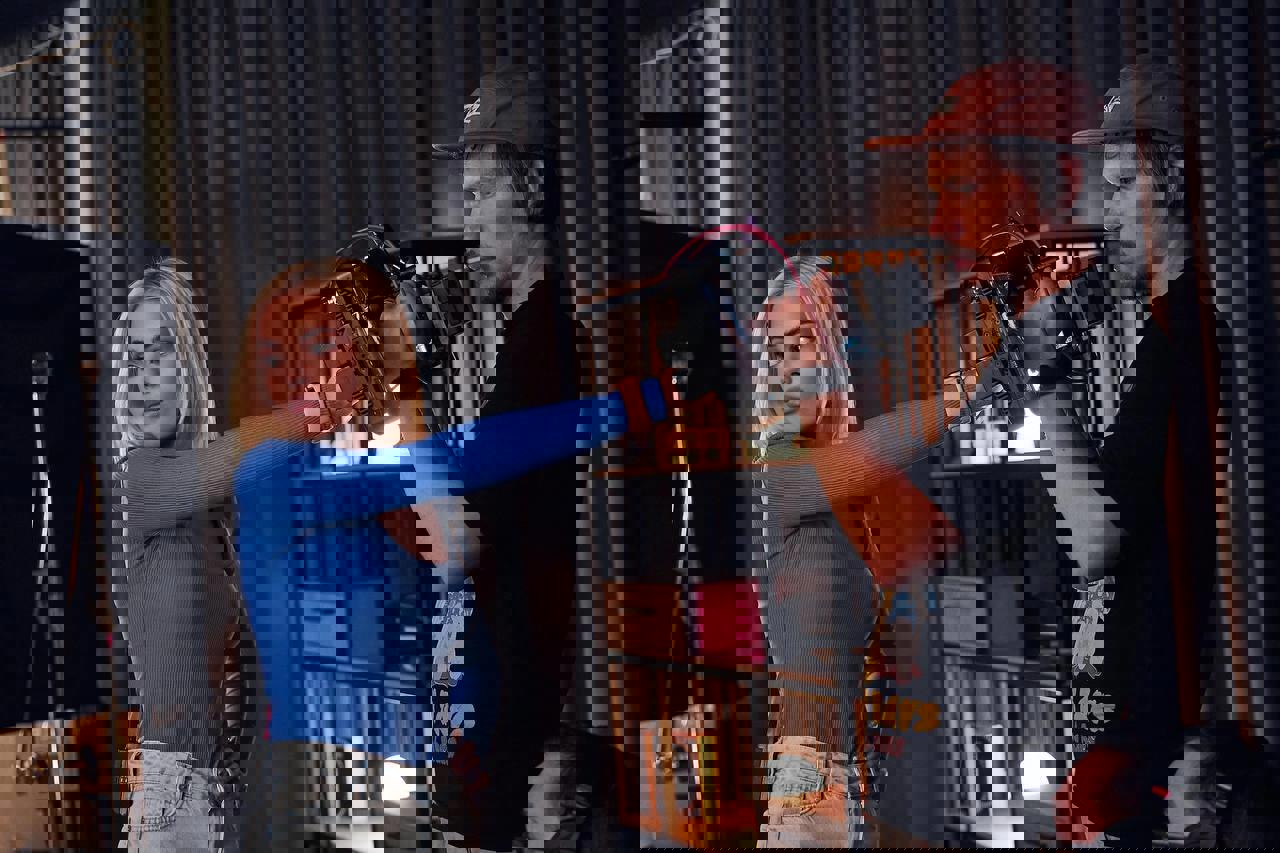 Пока приезжие режиссеры снимают в нашей области кино, местные актеры участвуют в проектах других регионов. Софья Лобанова и Антон Лебедев получили главные роли в новом сериале «Тюмень — Северный край», посвященном открытию и освоению нефтегазовых месторождений. Впечатлениями от работы над пилотом звезды поделились с «Ключ-Медиа».