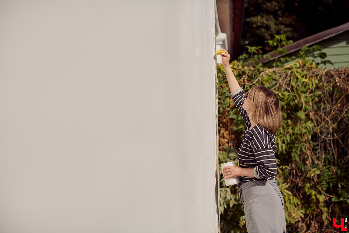 Елизавета Комарова, автор керамического стрит-арта на заборе «Автоприбора», вновь удивила горожан своим необычным видением прекрасного. Ее новая работа — панно «Очелье», выполненное в той же технике, украшает исторический центр Владимира. Что означает ее название и о чем оно должно поведать жителям и гостям областной столицы? 