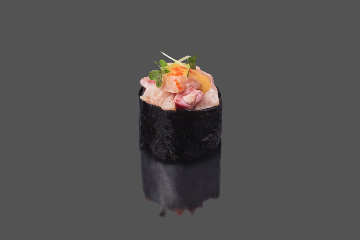 Высокая кухня – это не про физическое, а про вкусовое насыщение. Теперь премиум-сегмент есть и во Владимире. В центре города можно насладиться высококлассными продуктами и ингредиентами, в том числе фуа-гра, икрой морского ежа, мраморной говядиной вагю и ценнейшим тунцом Bluefin. Раздел с изысками в новом меню паназиатского ресторана легко вскружит голову! 