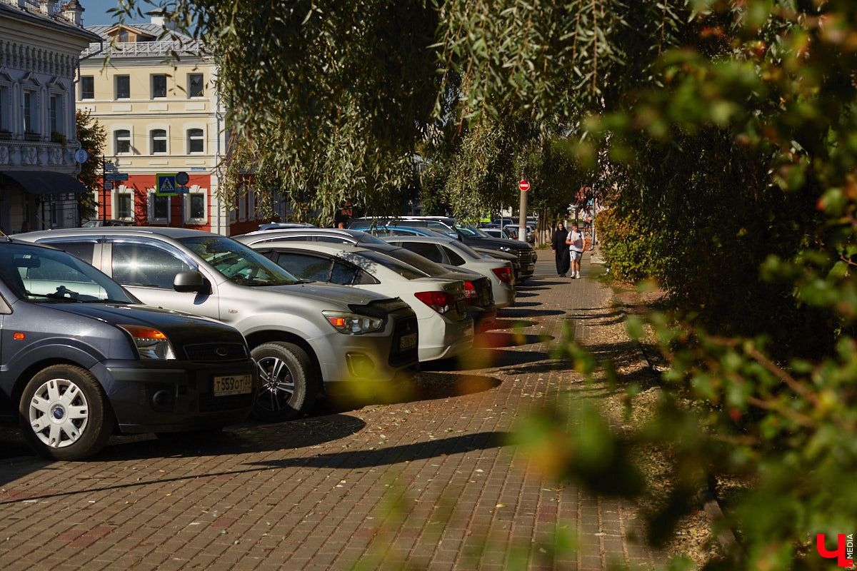 У водителей сегодня непростой день. В понедельник во Владимире стартует ремонт моста через Клязьму и запускается пилотный проект платных парковок в центре. А значит, надо готовиться к пробкам и лишним расходам. Хотя что касается денег, то за стоянку в исторической части города оплату в ближайшее время взимать не будут. Рассказываем, почему
