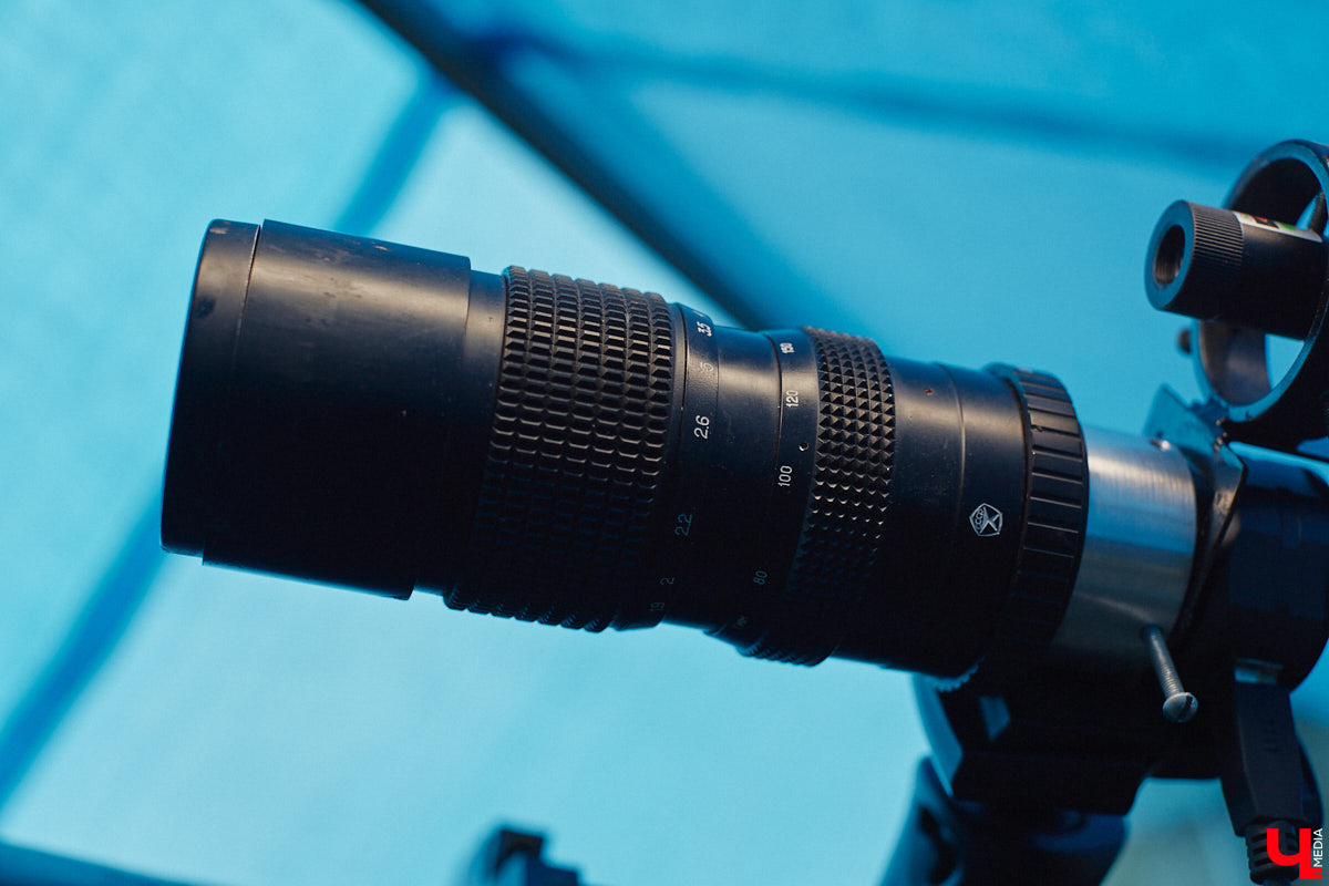 Что обычно строят на дачном участке? Теплицы, домики для отдыха всей семьей, веранды, зоны барбекю. Но астроному-любителю из Владимира все это неинтересно. Антон Андрианов создал собственную обсерваторию и установил в ней телескоп для наблюдения за дальним космосом.