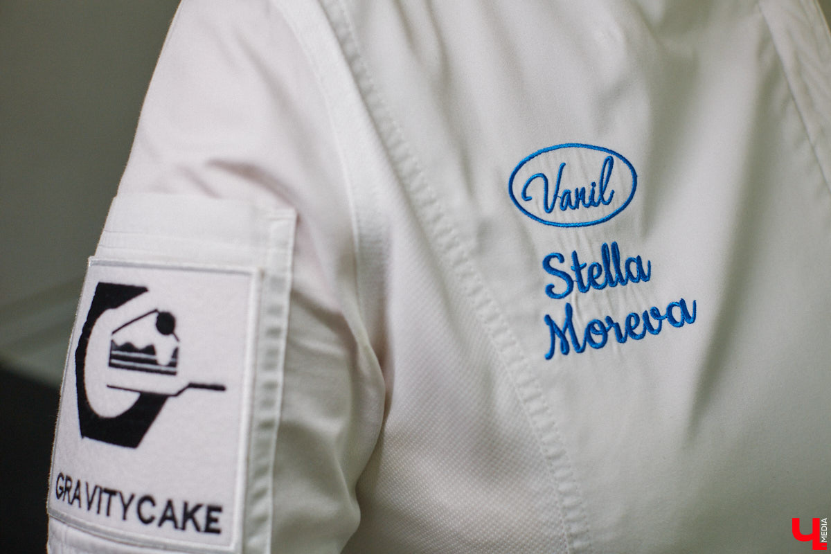 На свадьбе все внимание приковано к молодоженам, пока в зале не появляется он — торт! Его выход должен быть торжественным, а внешний вид запоминающимся, уверены кондитеры из Гусь-Хрустального. Их сладкие шедевры точно производят вау-эффект, но не благодаря эпатажному декору, а за счет особого отношения к деталям.