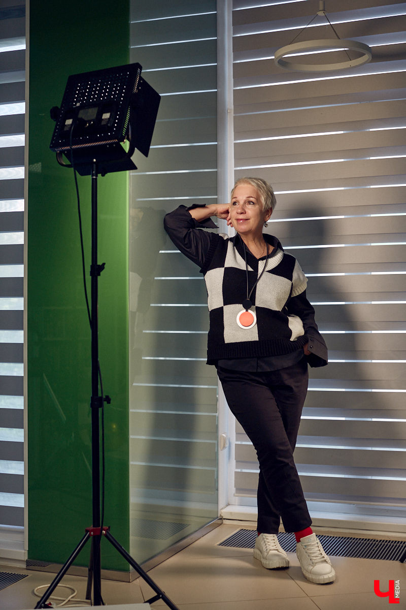 Сотрудники Владимирской областной библиотеки для детей и молодежи запустили летом необычный челлендж. Теперь раз в неделю они приходят на работу в ярких нарядах. Проект уже поддержали читатели, а все потому, что он создает настроение. Один из авторов идеи Ирина Дубиневич уверена, одежда нужна лишь для того, чтобы люди могли радоваться.