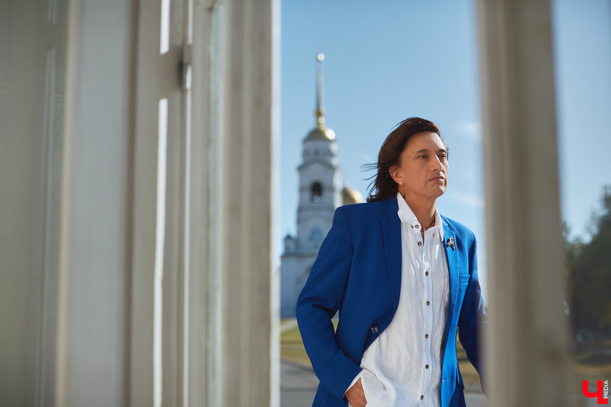 Певец и композитор Алексей Молдалиев исследует связи между красками и звуком на примере цветных пиджаков из своего концертного гардероба. А потому специально для «Ключ-Медиа» музыкант показал свои самые любимые экземпляры, которым он даже дает шутливые, но символичные названия. Таким образом, семь наиболее заслуженных пиджаков составили целую октаву, ведь у каждой кэжуальной ноты есть своя интересная история.