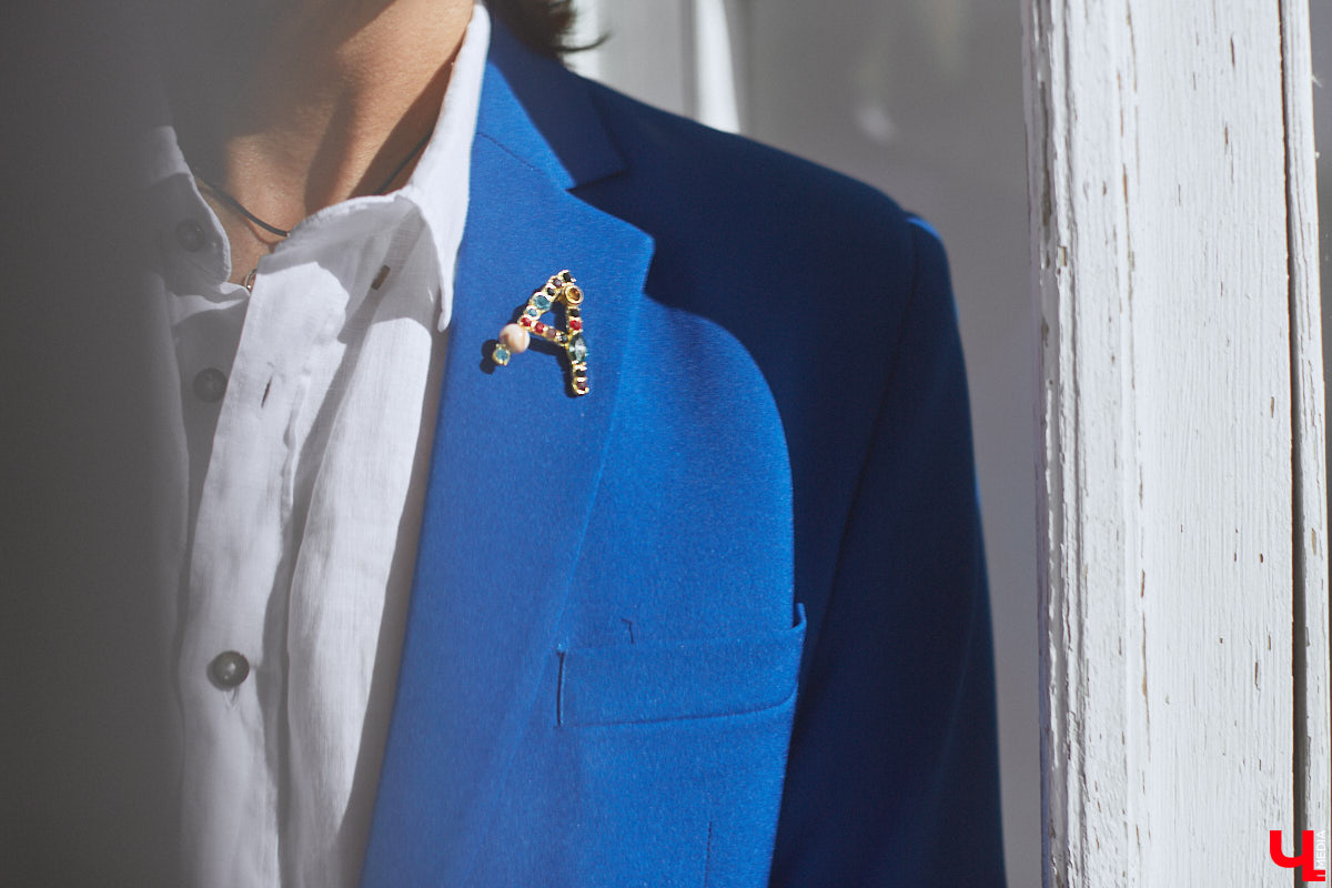 Певец и композитор Алексей Молдалиев исследует связи между красками и звуком на примере цветных пиджаков из своего концертного гардероба. А потому специально для «Ключ-Медиа» музыкант показал свои самые любимые экземпляры, которым он даже дает шутливые, но символичные названия. Таким образом, семь наиболее заслуженных пиджаков составили целую октаву, ведь у каждой кэжуальной ноты есть своя интересная история.