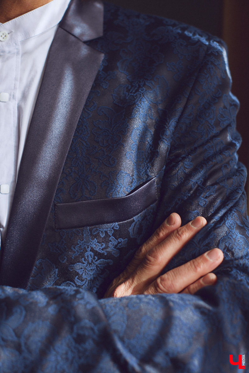 Певец и композитор Алексей Молдалиев исследует связи между красками и звуком на примере цветных пиджаков из своего концертного гардероба. А потому специально для «Ключ-Медиа» музыкант показал свои самые любимые экземпляры, которым он даже дает шутливые, но символичные названия. Таким образом, семь наиболее заслуженных пиджаков составили целую октаву, ведь у каждой кэжуальной ноты есть своя интересная история.