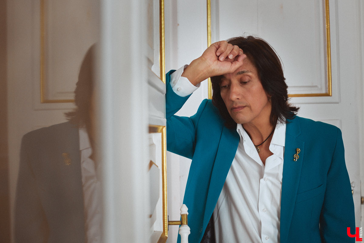 Певец и композитор Алексей Молдалиев исследует связи между красками и звуком на примере цветных пиджаков из своего концертного гардероба. А потому специально для «Ключ-Медиа» музыкант показал свои самые любимые экземпляры, которым он даже дает шутливые, но символичные названия. Таким образом, семь наиболее заслуженных пиджаков составили целую октаву, ведь у каждой кэжуальной ноты есть своя интересная история.