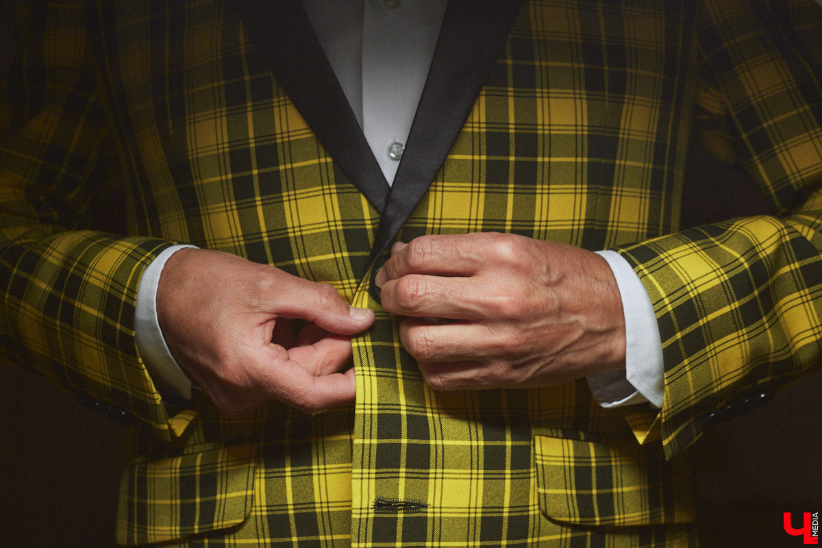 Певец и композитор Алексей Молдалиев исследует связи между красками и звуком на примере цветных пиджаков из своего концертного гардероба. А потому специально для «Ключ-Медиа» музыкант показал свои самые любимые экземпляры, которым он даже дает шутливые, но символичные названия. Таким образом, семь наиболее заслуженных пиджаков составили целую октаву, ведь у каждой кэжуальной ноты есть своя интересная история.