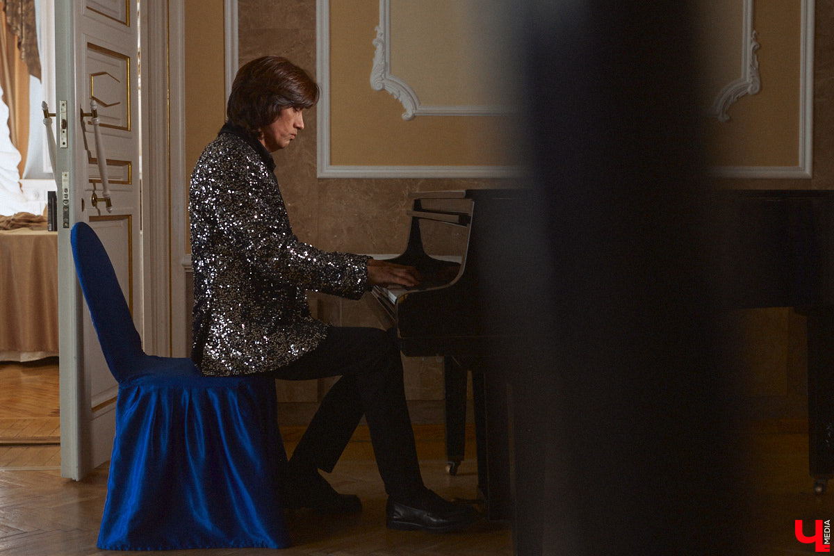 Певец и композитор Алексей Молдалиев исследует связи между красками и звуком на примере цветных пиджаков из своего концертного гардероба. А потому специально для «Ключ-Медиа» музыкант показал свои самые любимые экземпляры, которым он даже дает шутливые, но символичные названия. Таким образом, семь наиболее заслуженных пиджаков составили целую октаву, ведь у каждой кэжуальной ноты есть своя интересная история.