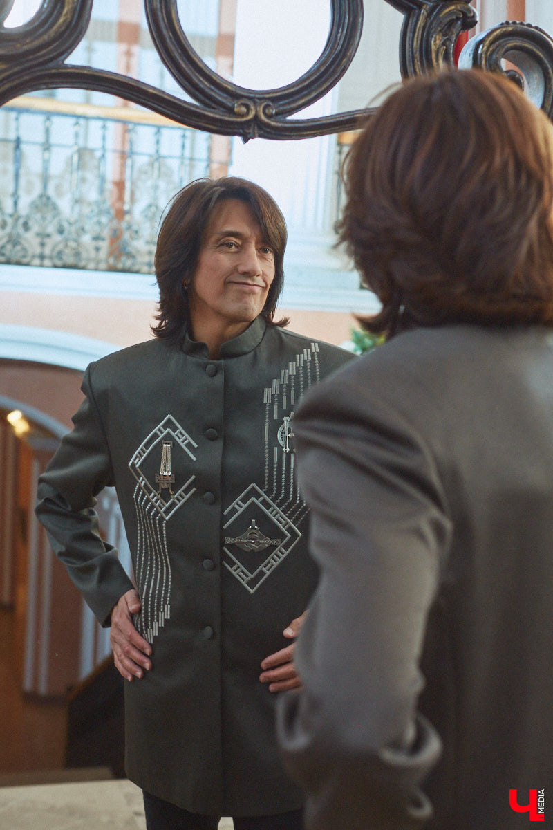 Певец и композитор Алексей Молдалиев исследует связи между красками и звуком на примере цветных пиджаков из своего концертного гардероба. А потому специально для «Ключ-Медиа» музыкант показал свои самые любимые экземпляры, которым он даже дает шутливые, но символичные названия. Таким образом, семь наиболее заслуженных пиджаков составили целую октаву, ведь у каждой кэжуальной ноты есть своя интересная история.