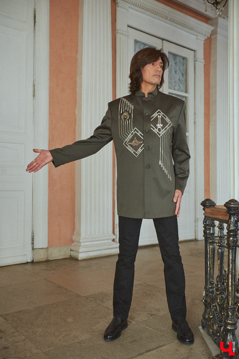 Певец и композитор Алексей Молдалиев исследует связи между красками и звуком на примере цветных пиджаков из своего концертного гардероба. А потому специально для «Ключ-Медиа» музыкант показал свои самые любимые экземпляры, которым он даже дает шутливые, но символичные названия. Таким образом, семь наиболее заслуженных пиджаков составили целую октаву, ведь у каждой кэжуальной ноты есть своя интересная история.