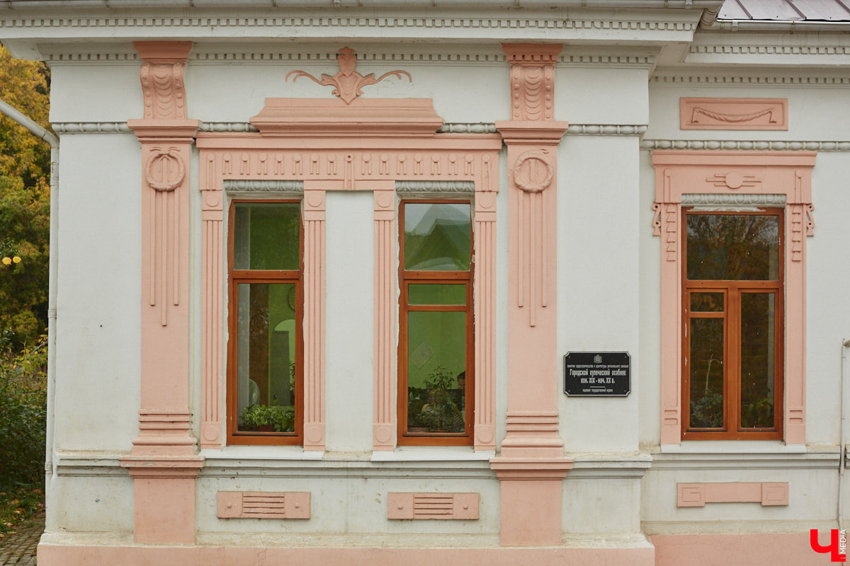 Дом № 5 на улице Летне-Перевозинской сразу привлекает внимание своей пышной декоративной отделкой. В 1990-е годы он был взят под охрану государства как «купеческий особняк», но попытки архивистов установить год его постройки и фамилию владельца оставались безрезультатными до последнего времени. И вот в сентябре на странице Государственного архива Владимирской области появилась сенсационная новость: загадка здания наконец-то раскрыта.