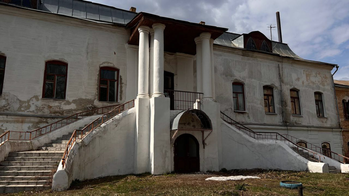 Усадьба Всеволожских-Оболенских в селе Жерехово — еще одна забытая архитектурная достопримечательность Владимирской области. Особый интерес представляет дворец с крыльями-галереями и башнями, который пустует уже несколько лет и привлекает своим мистическим вайбом искушенных туристов.