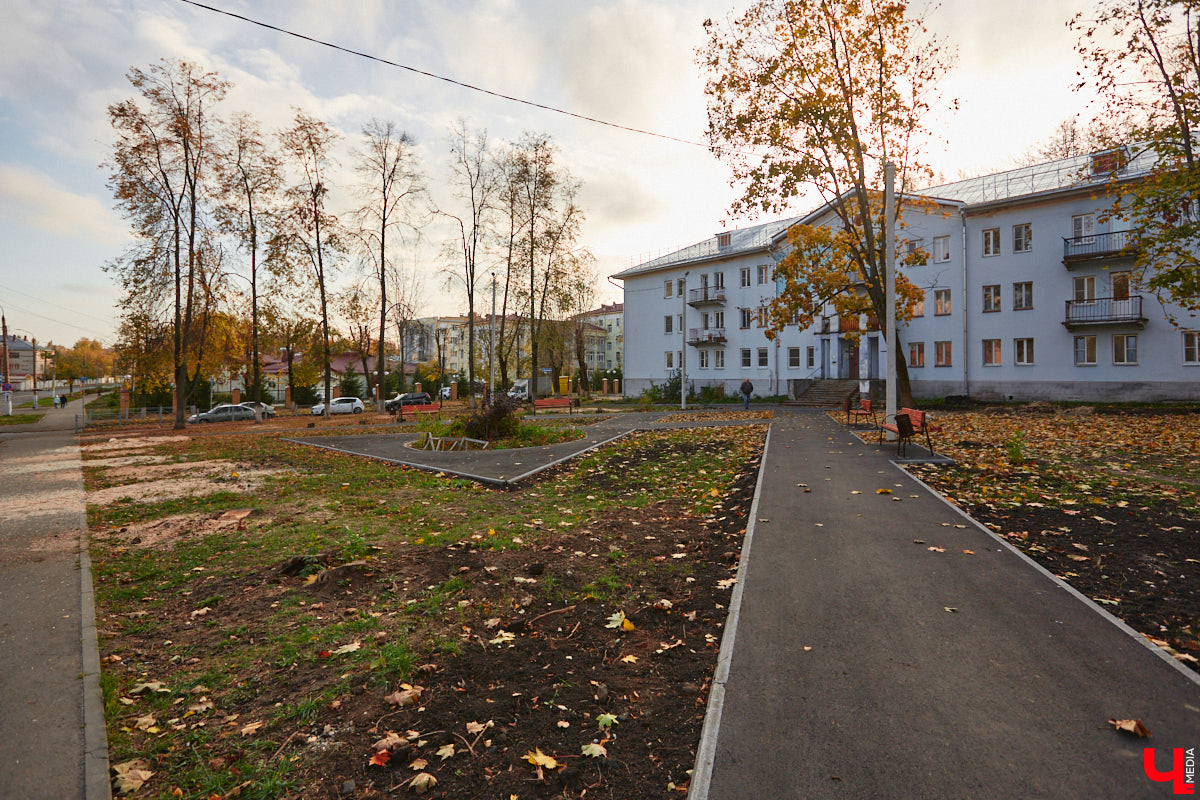 К сожалению, с деревьями во Владимире отнюдь не все гладко. Но есть и хорошие новости! Например, на небольшом пятачке на перекрестке Усти-на-Лабе и Каманина после уничтожения пораженных вредителем растений высадили новые и благоустроили, Молодежный сквер пополнился более чем 400 саженцами, а в концепцию преображения бульвара Художника Иванова внесли изменения.