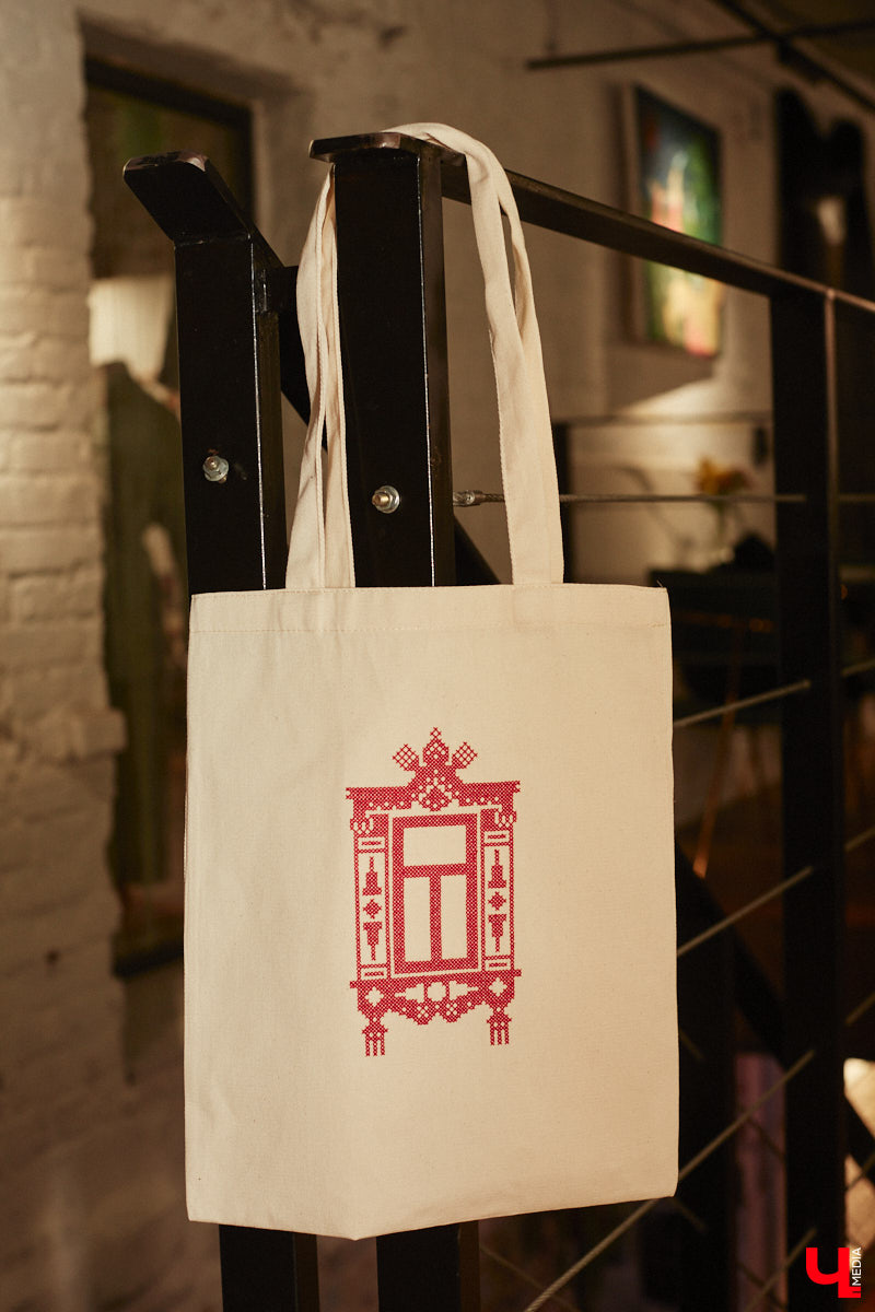 Во Владимире и Коврове решили поддержать локальную идентичность, выпустив городские мерчи с узнаваемыми символами. Теперь по улочкам областного центра можно прогуляться в худи с улыбающимся львом, а Ковров обойти, обвязав шею платком, украшенным коллажем из старейших предприятий.