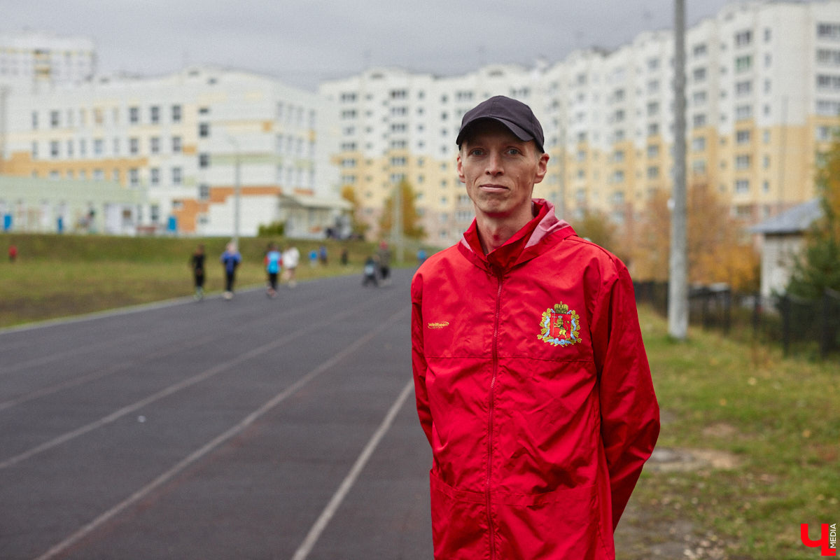 В октябре 2024 года Сергей Сагитов завоевал серебряную медаль на Кубке России по бегу на 24 часа. Только представьте, за полные сутки владимирский спортсмен преодолел более 259 километров. К сожалению, до золота ему не хватило всего 431 метра. Что же помешало легкоатлету занять первое место, почему он выбирает лишь длинные дистанции и каково это — быть в движении день напролет?