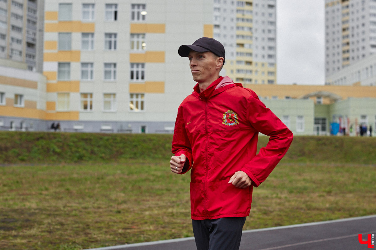 В октябре 2024 года Сергей Сагитов завоевал серебряную медаль на Кубке России по бегу на 24 часа. Только представьте, за полные сутки владимирский спортсмен преодолел более 259 километров. К сожалению, до золота ему не хватило всего 431 метра. Что же помешало легкоатлету занять первое место, почему он выбирает лишь длинные дистанции и каково это — быть в движении день напролет?