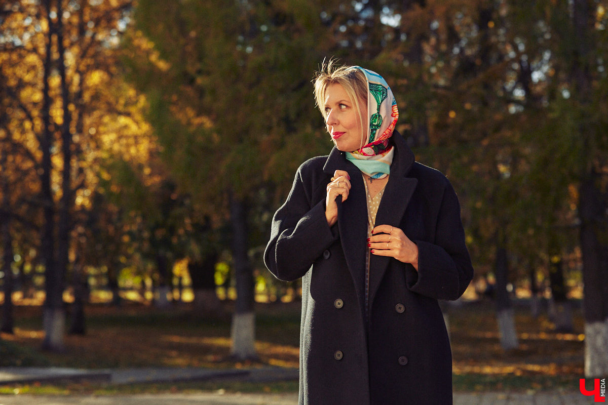 Анастасия Колова любит винтаж и сочетает не всегда очевидные вещи. В ее гардеробе так много всего, что впору устроить расхламление, но вместо этого владимирская радиоведущая лишь прибавляет к своему арсеналу мамины наряды. Экспериментов наша героиня не боится, предпочитая всегда оставаться собой.