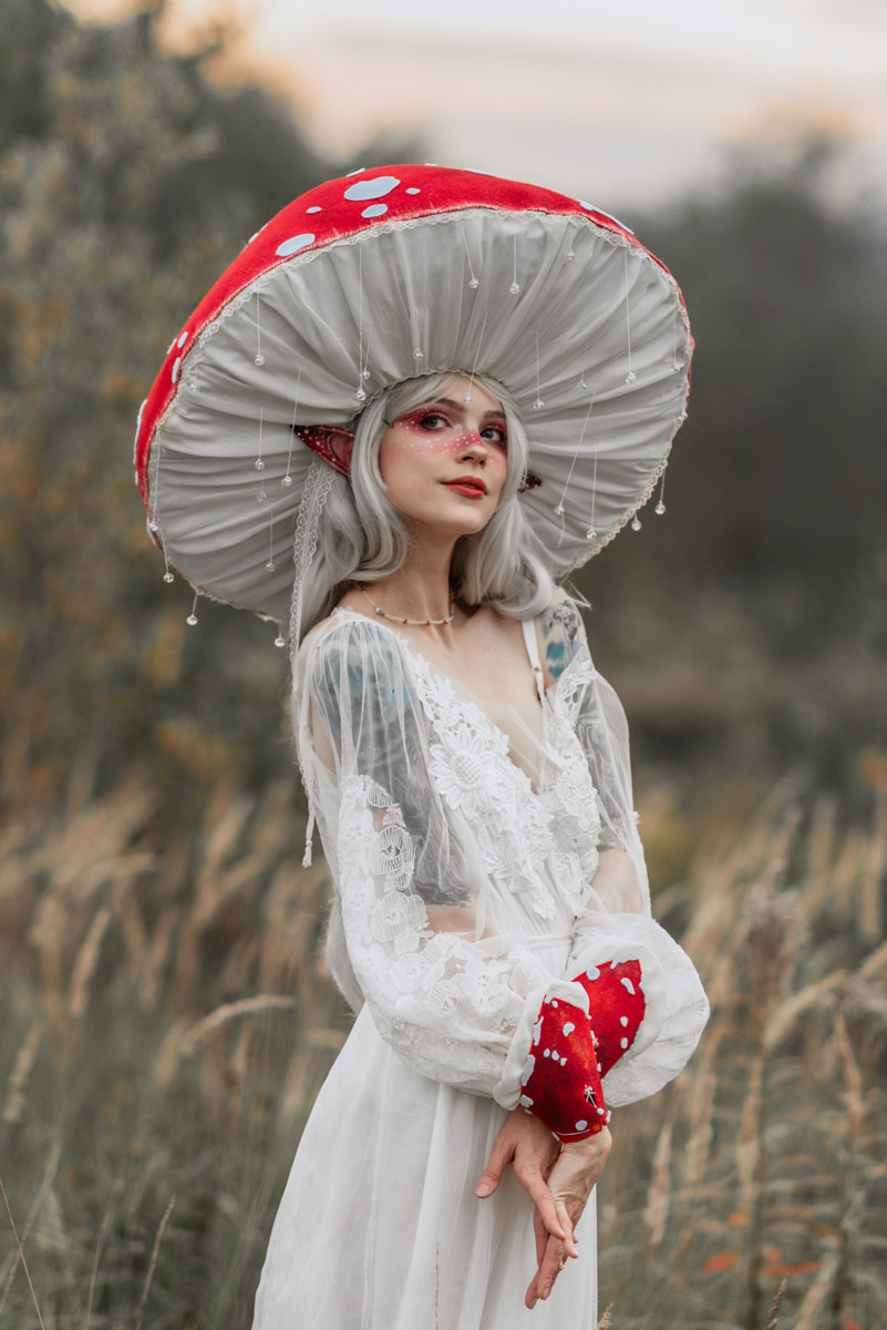 Мы на пороге ночи, соединяющей наш мир и потусторонний. В Хэллоуин врата открыты для любых персонажей и существ: темных, светлых, фольклорных, киношных. «Ключ-Медиа» собрал разные образы в духе мистического праздника, воплощенные владимирскими фотографами.