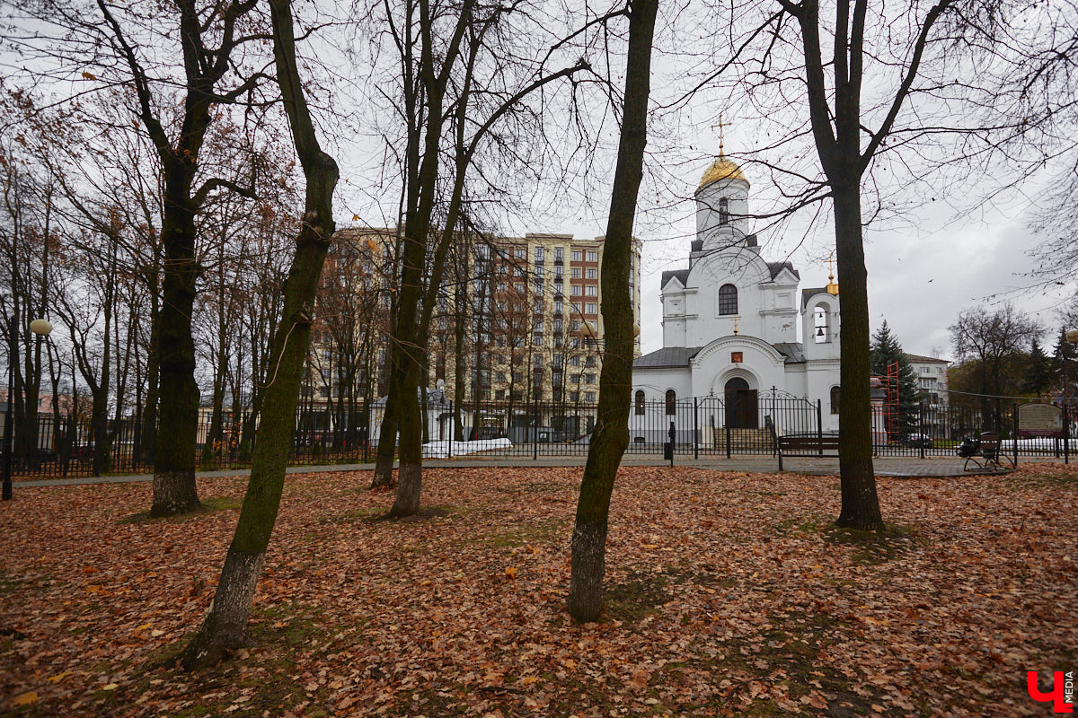 День народного единства в России совпадает с православным праздником Казанской иконы Божией Матери. Также это престольный праздник для всех церквей, освященных в честь иконы-заступницы. Во Владимире это храм у мемориала погибшим в Великой Отечественной войне на площади Победы, освященный как раз 4 ноября 2008 года. Построен он на месте церкви с более чем 200-летней историей, утрату которой владимирцы, пожалуй, тяжелее всего перенесли.