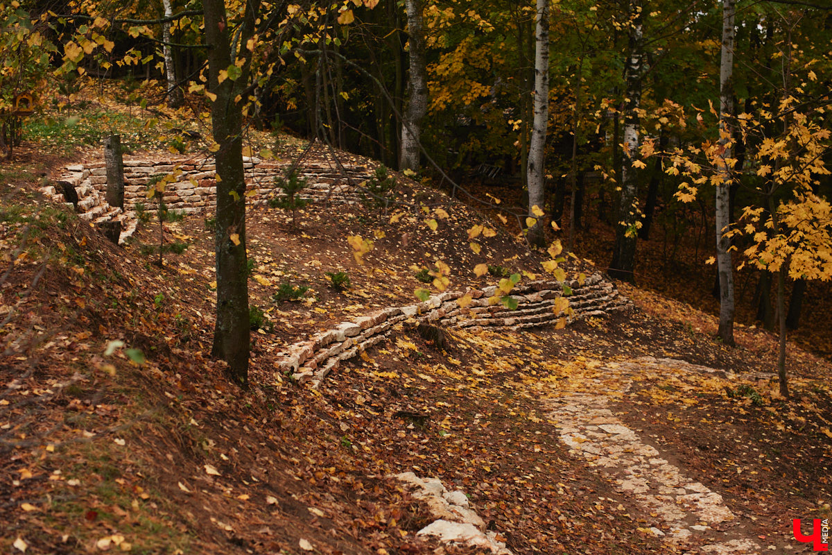 Во Владимире продолжаются работы по благоустройству парка «Сосенки». В этом году удалось смонтировать наружное освещение и замостить дорожки, ведущие наверх от малой спортивной арены. Теперь попасть в тихий уголок Европы можно не только со стороны областной филармонии, но и по склону от стадиона «Торпедо».