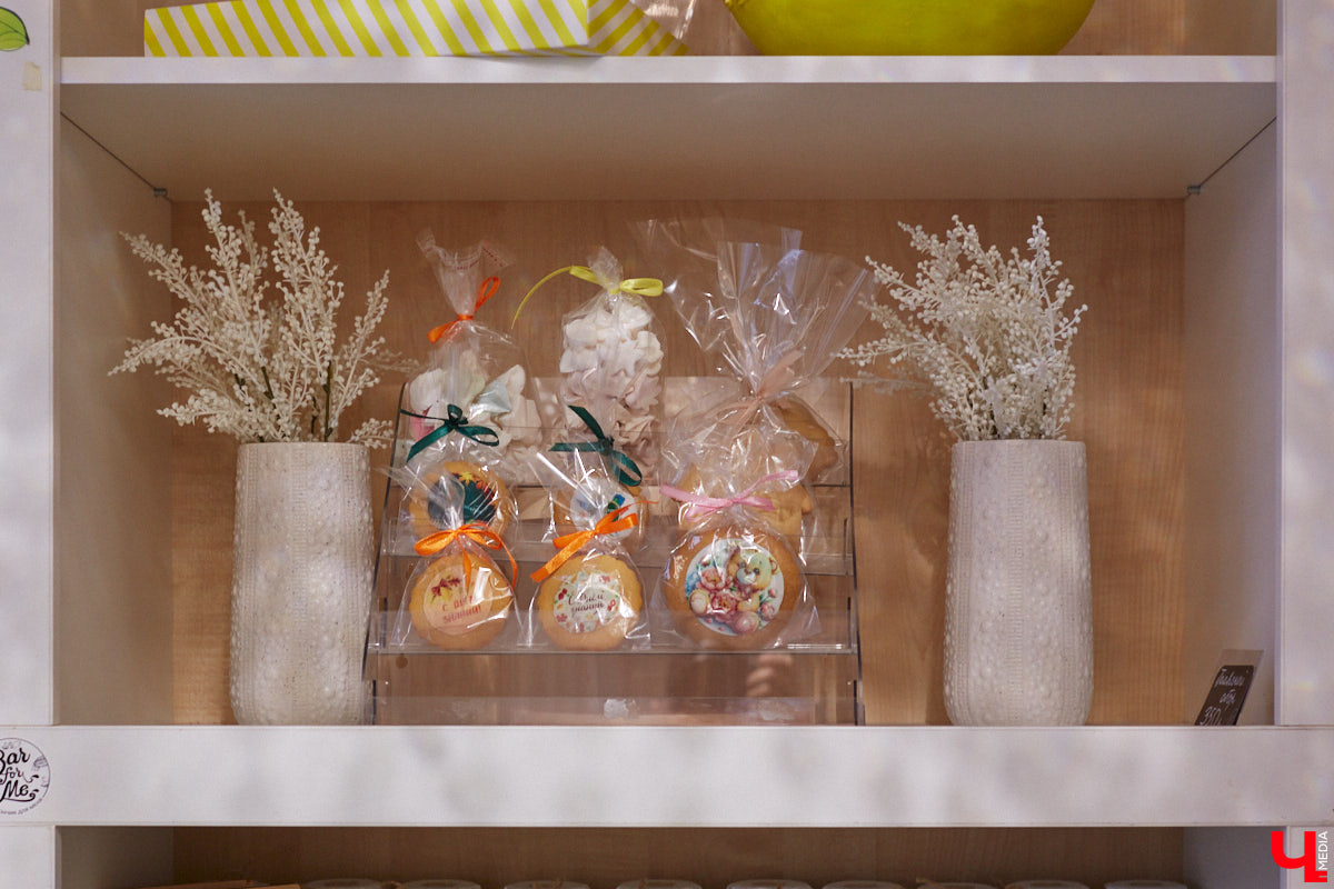 Натуральные, вкусные и по демократичным ценам. Такие десерты готовит Наталья Захаркина. И это не просто слова. Во Владимире работают уже две ее авторских кондитерских, где витрины пестрят самыми разными изделиями: от традиционных вроде праги и медовика до современных моти и трайфлов. А еще мама троих детей создает на заказ торты, порой поражающие воображение. О своем ремесле бизнес-леди рассказала «Ключ-Медиа».